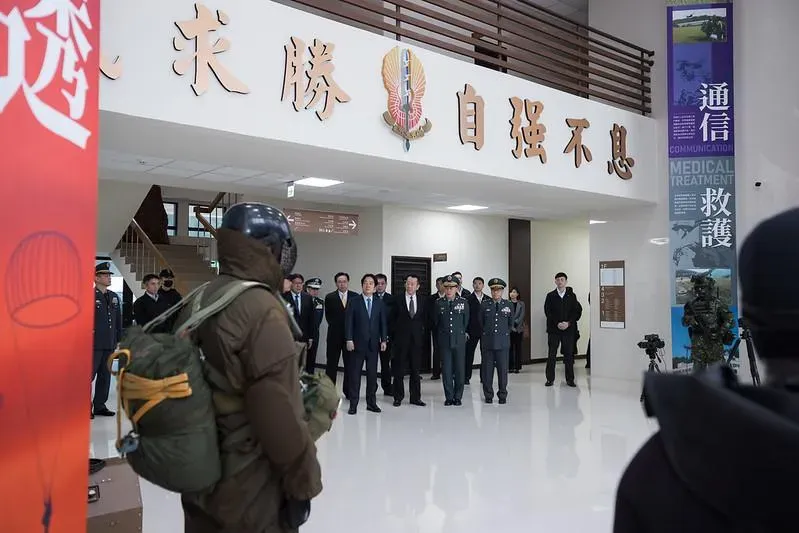 賴清德參觀特勤隊員各種任務的個裝，圖前方是特殊地形跳傘的鐵漢裝。(圖/總統府)