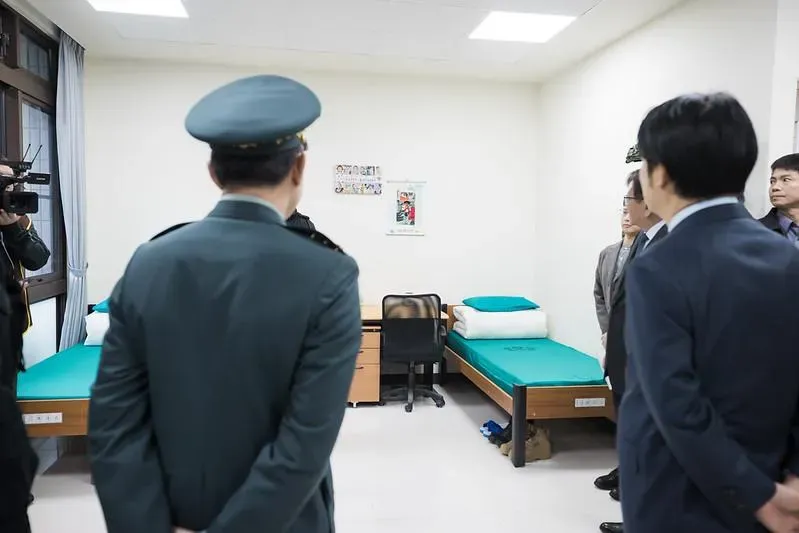 賴清德參觀涼山新營舍寢室。(圖/總統府)