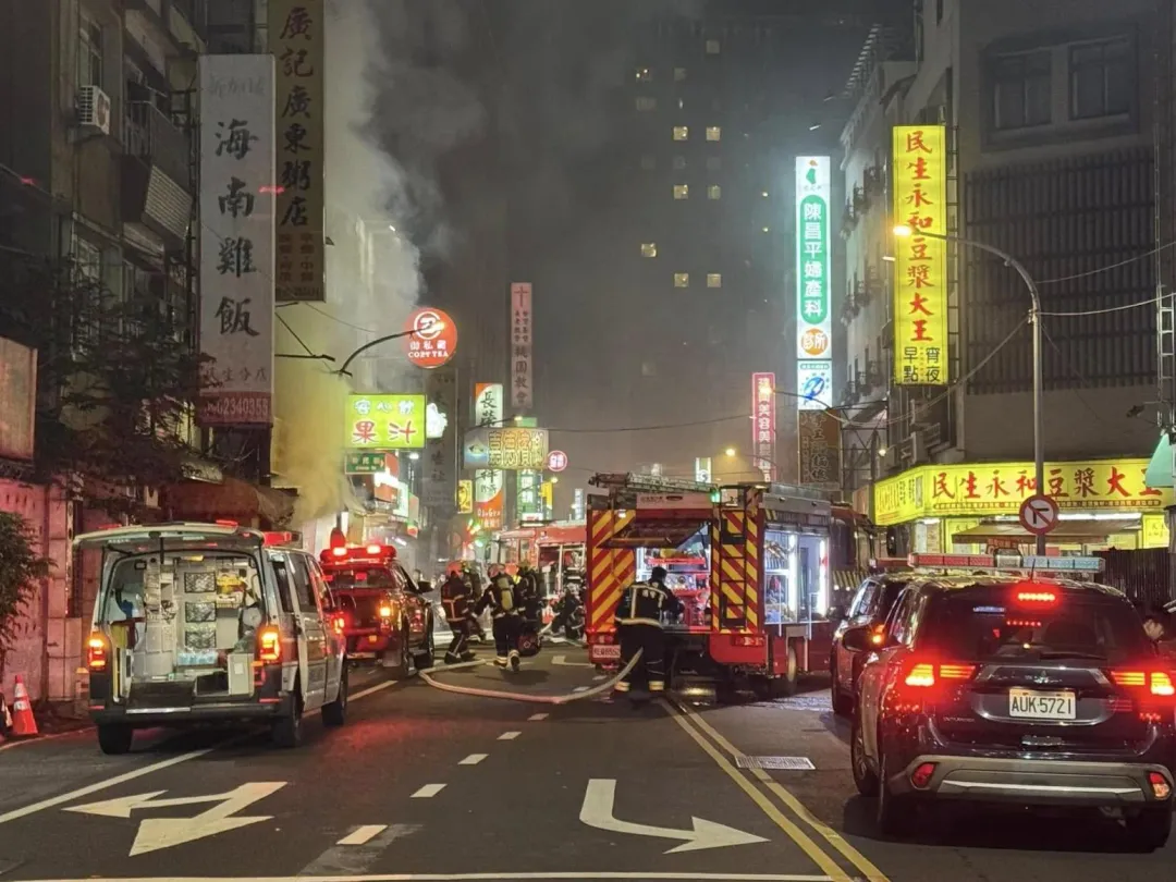 桃園市桃園區民生路上一家廣東粥餐廳昨晚6時許發生瓦斯氣爆。（圖／翻攝自桃園爆報二臉書）