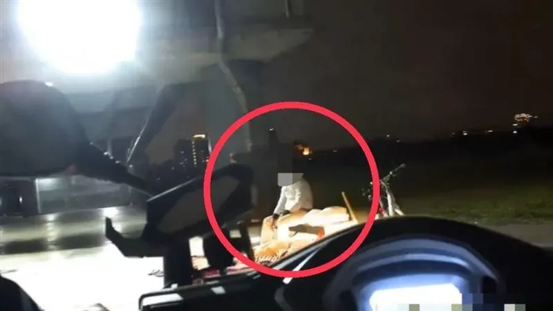 流浪的王男佔地為王,甚至持危險物品恐嚇民眾。(圖/警方提供)