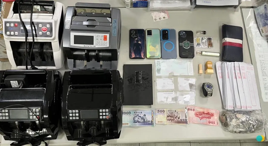 警方起出現金和作案用器材。（圖／翻攝畫面）