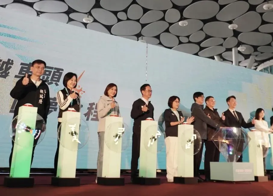 柯志恩到高雄車站參加「地下廣場成圓與天棚啟用儀式」。（圖／翻攝柯志恩臉書）