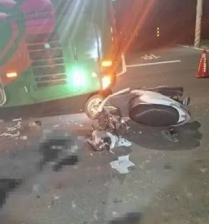 陳男騎機車不慎與遊覽車在路口碰撞，導致他重傷昏迷送醫，目前仍在加護病房觀察中。（圖／翻攝畫面）
