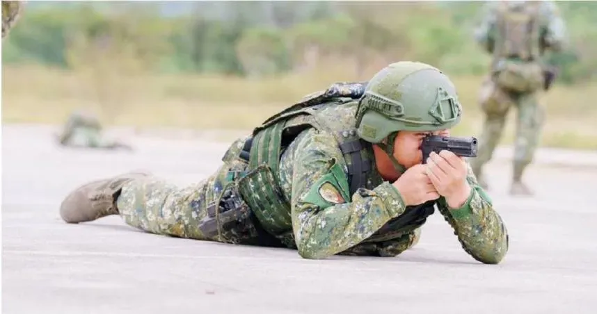 近日,網路上流傳一張國軍士兵持手槍進行臥射動作的照片,詭異姿勢引起嘩然。(圖/翻攝FB/軍事迷)