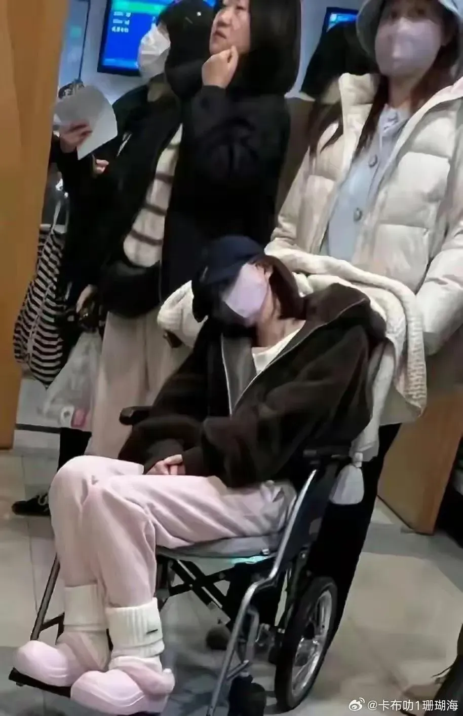 趙露思癱坐輪椅上的照片被瘋傳。（圖／翻攝自微博）