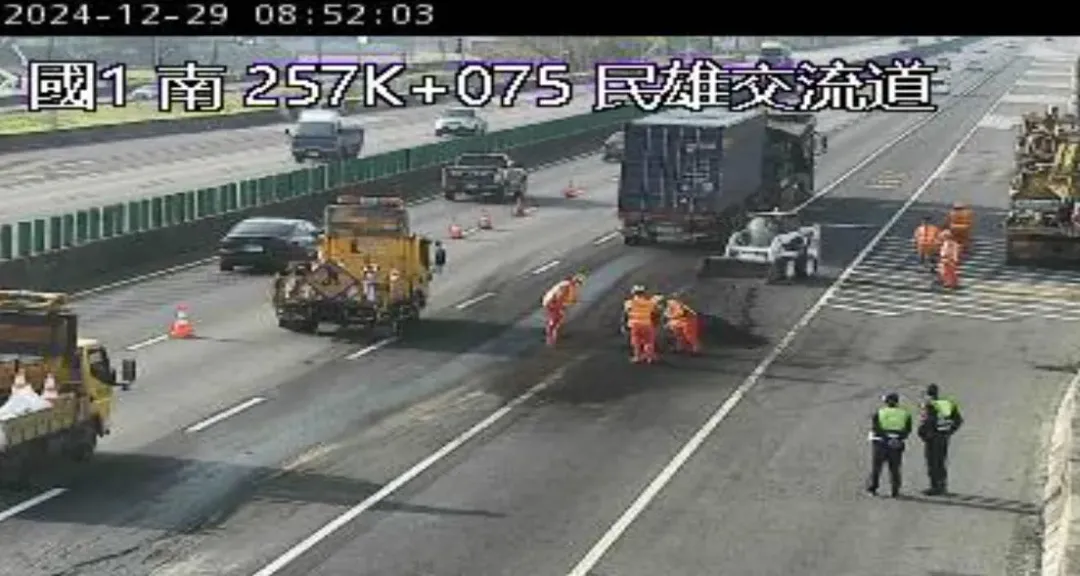 中山高南下257.3公里處民雄路段,2大貨車追撞。(圖/翻攝國道即時影像)
