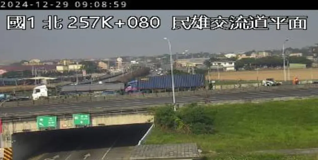 中山高南下257.3公里處民雄路段,2大貨車追撞。(圖/翻攝國道即時影像)