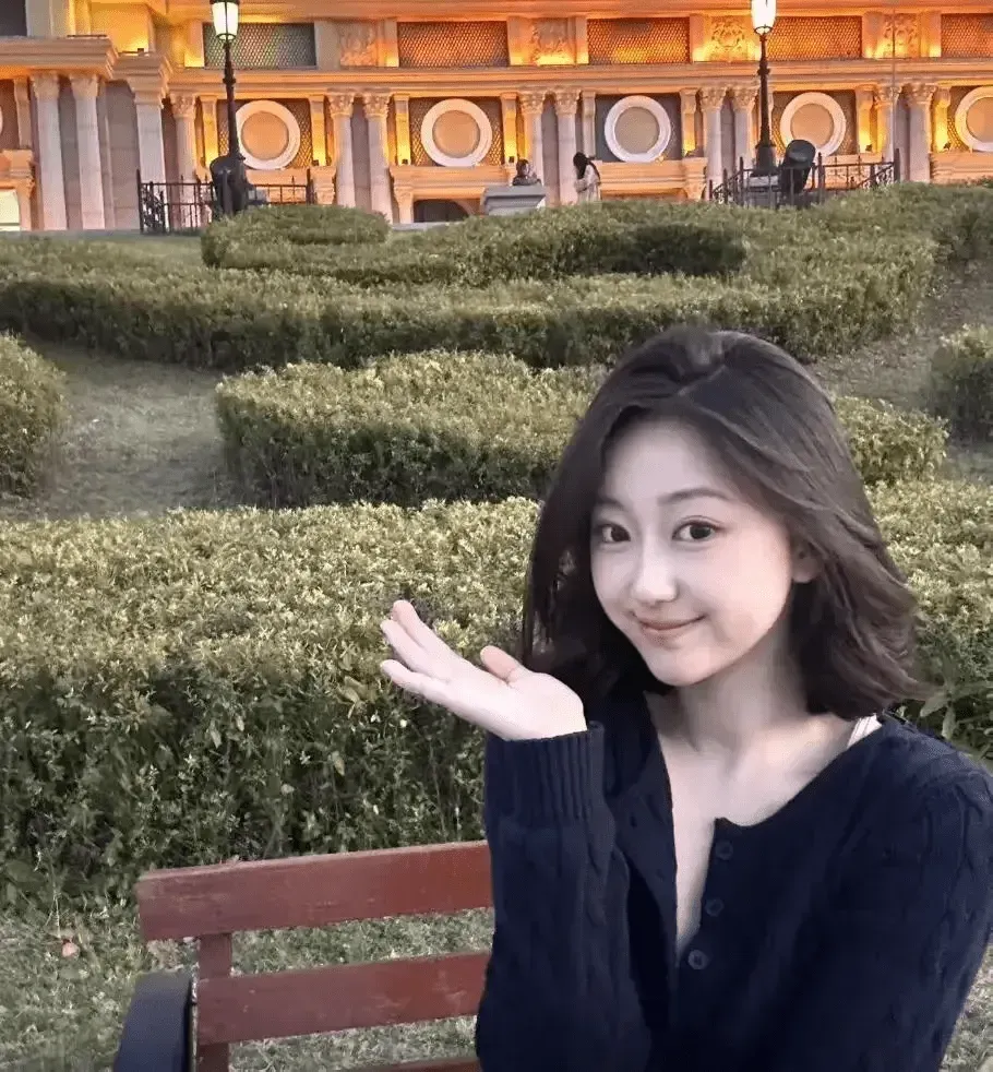 吳嘉欣長相甜美上崗一個多月暴紅。(圖/翻攝微博)