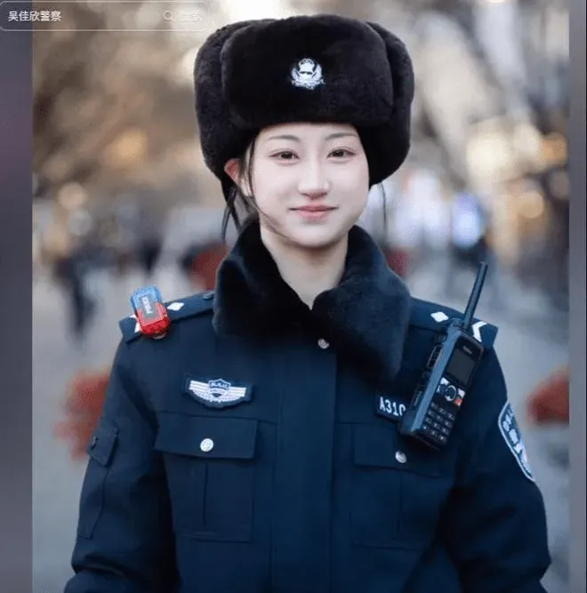 哈爾濱女交警吳嘉欣神似女星景甜。(圖/翻攝微博)