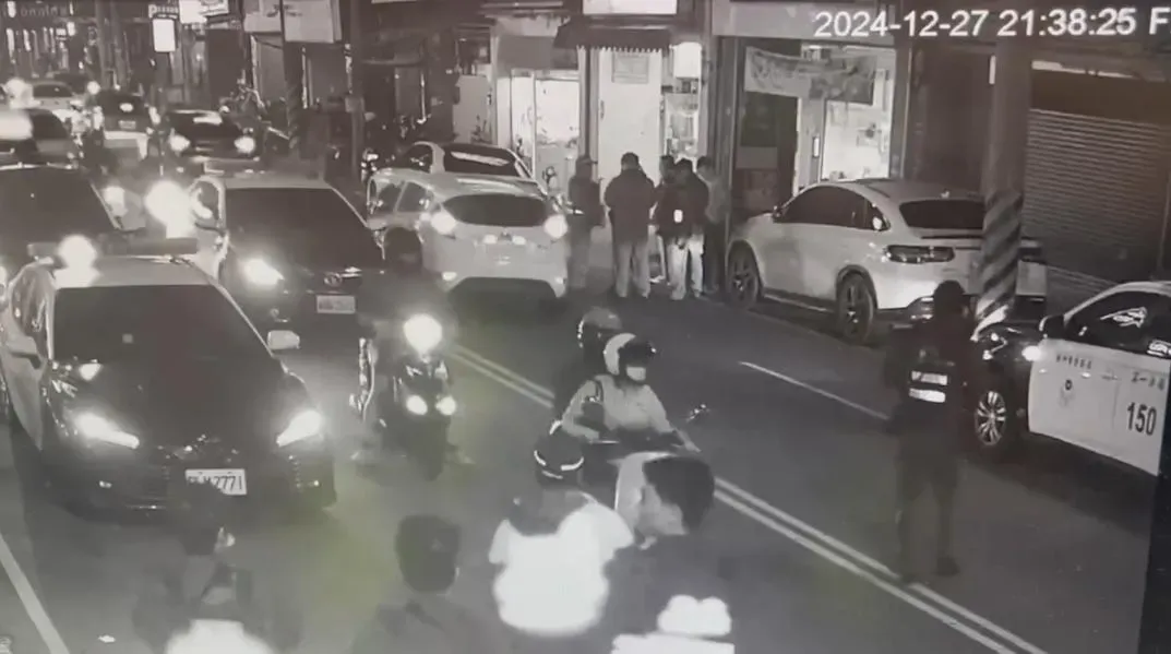 新竹市27號晚間街頭上,發生一名男子遭4人圍毆並強行帶走。(圖/翻攝畫面)