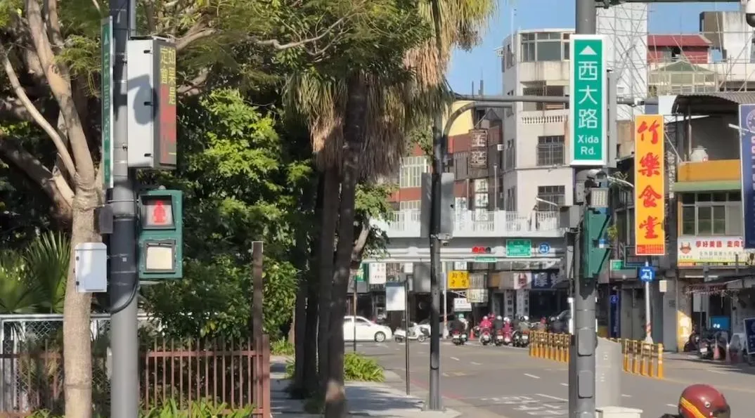 新竹市27號晚間街頭上,發生一名男子遭4人圍毆並強行帶走。(圖/翻攝畫面)