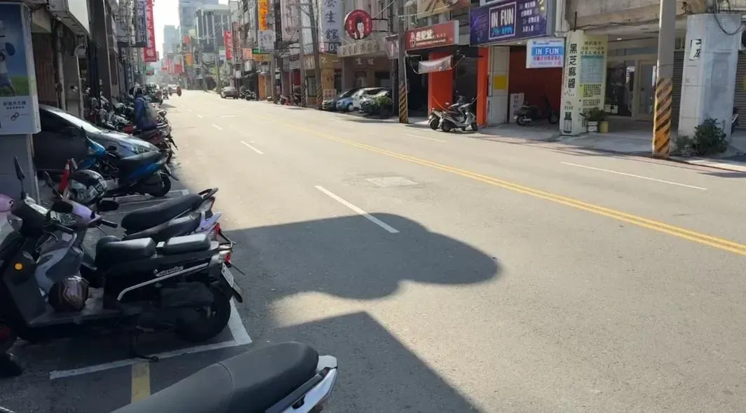 新竹市27號晚間街頭上,發生一名男子遭4人圍毆並強行帶走。(圖/翻攝畫面)