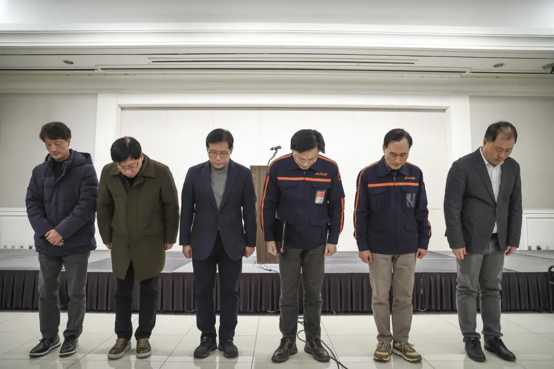 當地時間29日下午，濟州航空高層舉行記者會，對罹難者及家屬鞠躬致歉。（圖／美聯社）