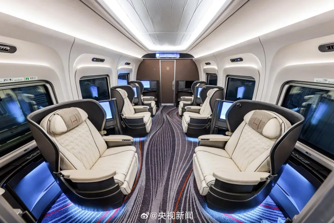CR450動車組樣車車廂商務座。（圖／翻攝微博「央視新聞」）