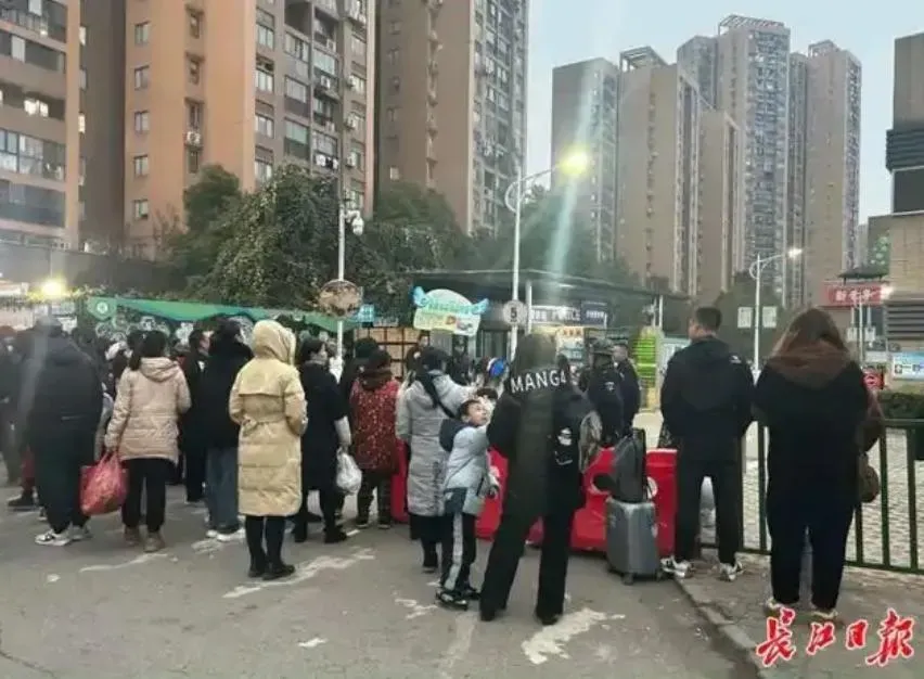 不過更多家長安全起見，寧願自己接送小孩。（圖／翻攝長江日報）