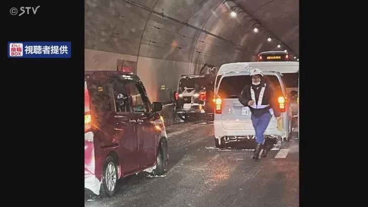 北海道高速公路的隧道內發生多起事故。(圖/NNN)