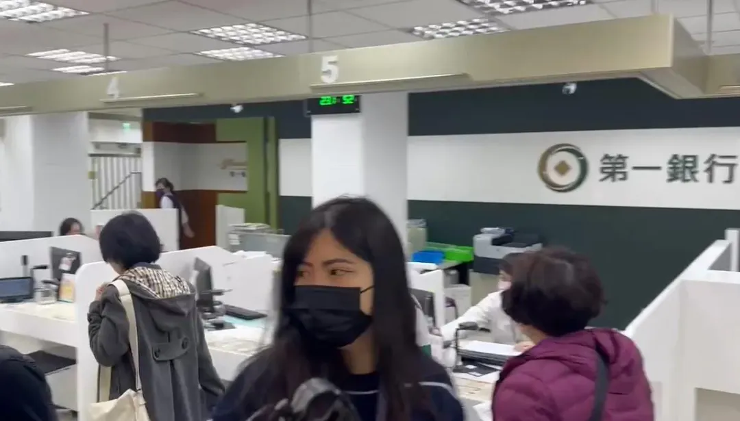 陳佩琪進入第一銀行，在銀行員指引下直接轉往貴賓室籌柯文哲的加保金。(圖／中天新聞)