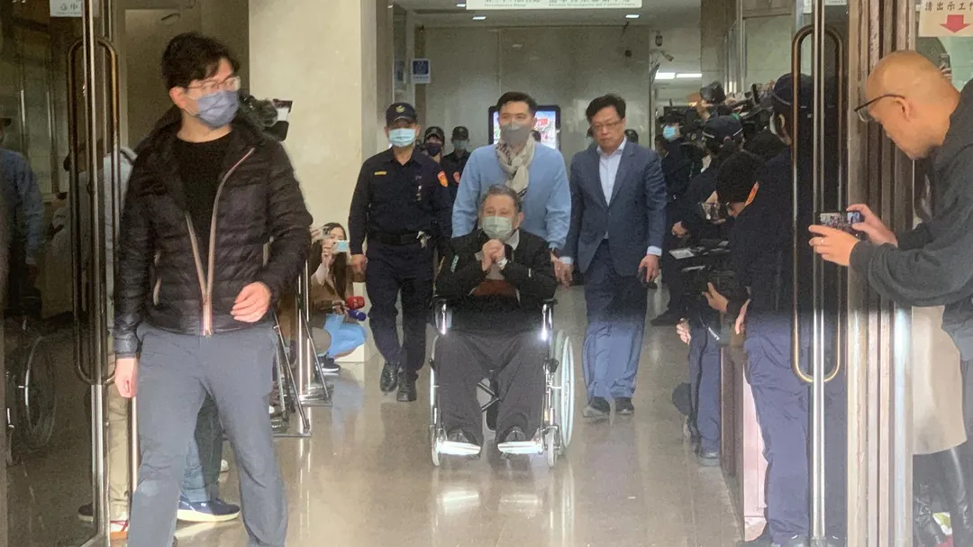 沈慶京4月份時坐輪椅出庭應訊(攝自中天新聞)