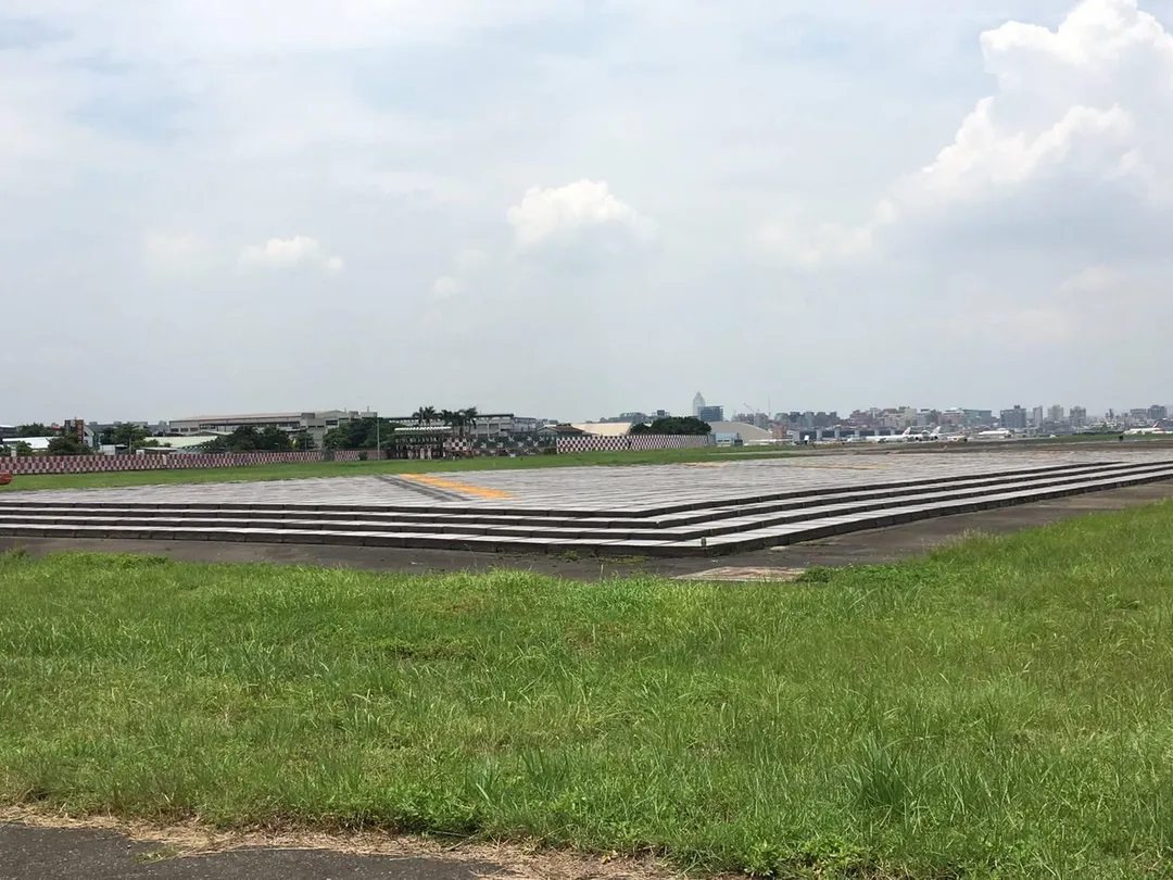 台北松山機場於22日晚間19時27分起暫停地面作業。(資料圖/中天新聞)