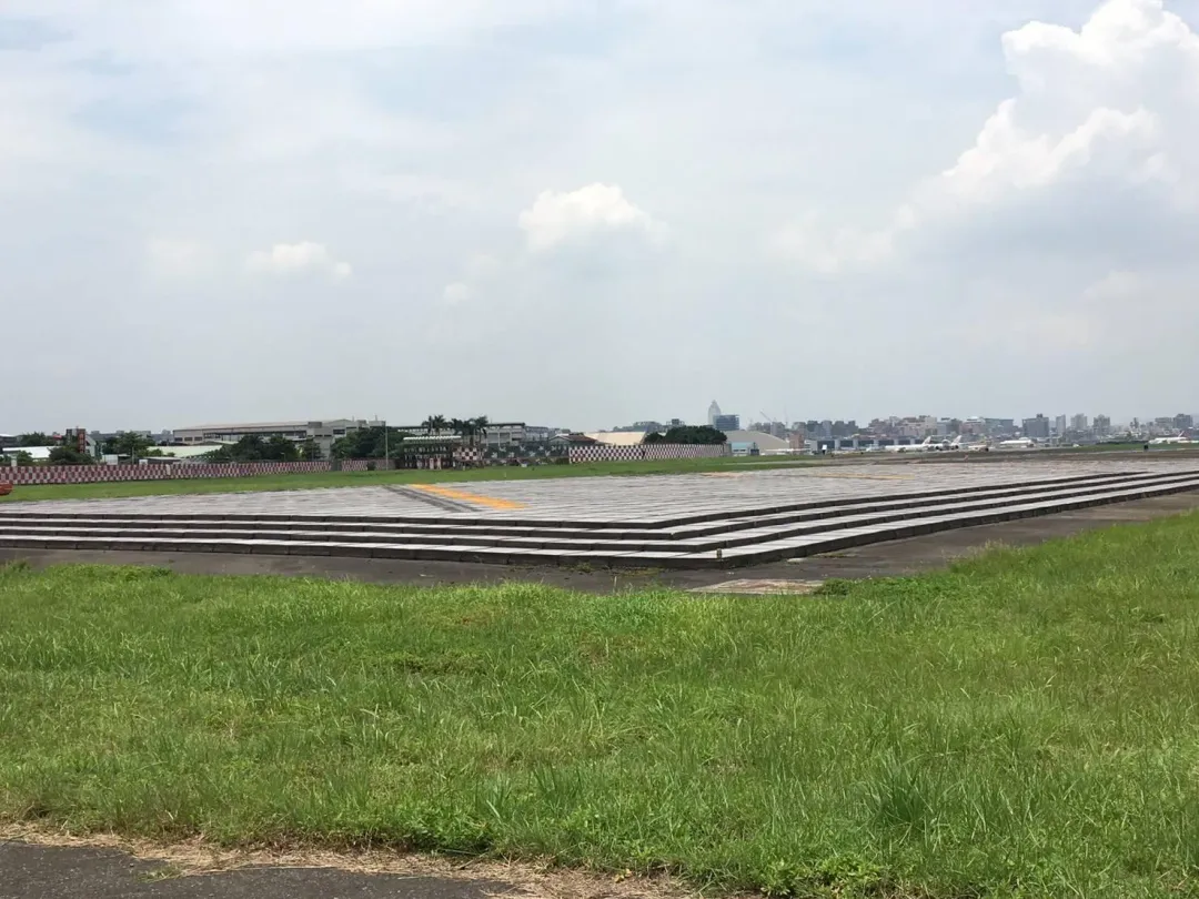 松山機場跑道頭的EMAS系統。(圖/翻攝自台北松山機場臉書)