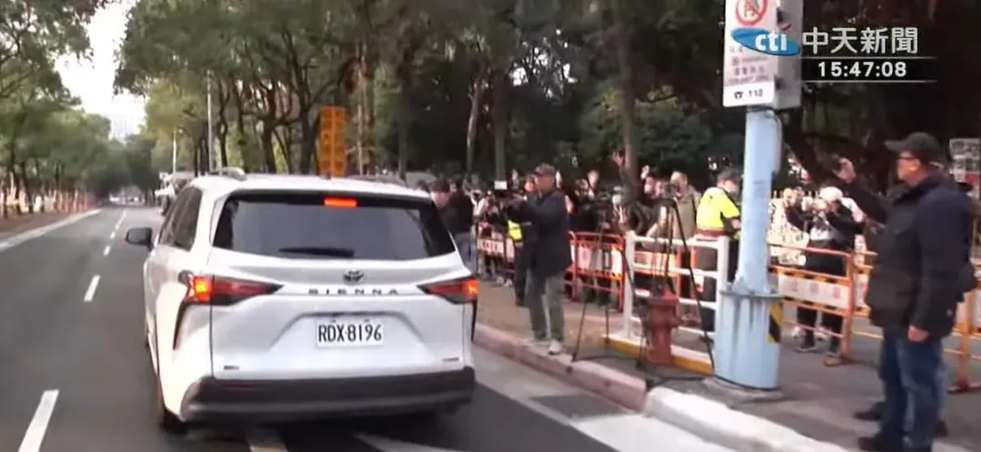 柯文哲搭車離去時，愛國東路上不斷有支持者沿街喊加油，車子明顯放慢速度。（圖／中天新聞）