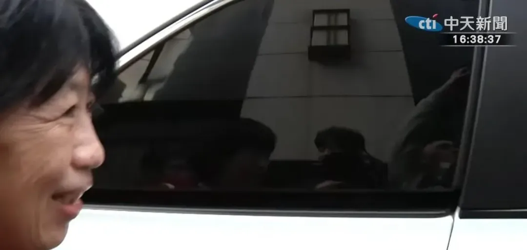 陳佩琪隨後也搭上車,和柯文哲一起離開。(圖／中天新聞)