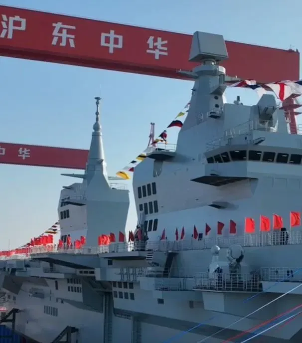大陸四川號採用雙艦島設計。(圖/截自中國軍網影片)