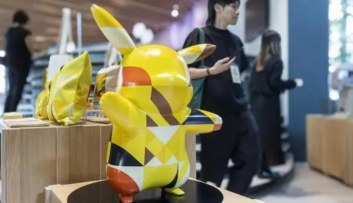 大人系寶可夢《Pokémon Mosaic》系列首度登台，帶有馬賽克斑紋的皮卡丘和噴火龍兩大獨家雕塑也在勤美術館亮相。（圖／CTWANT/楊澍攝）