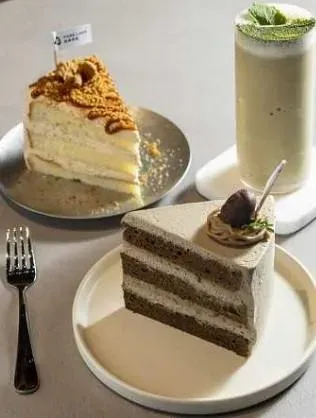 小小樹食在勤美術館帶來當店限定的「焙茶栗子戚風」（前起順時針，220元）、人氣品項「焦糖海鹽戚風」（190元）、「綠豆沙酪梨」。（圖／CTWANT/楊澍攝）