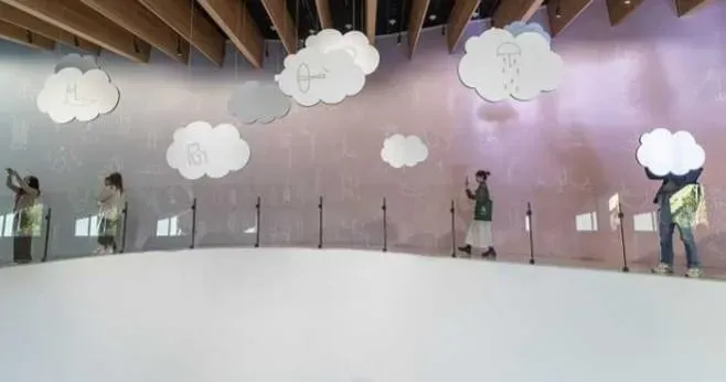 一入館便可看見在具備視覺動感與穿透性建築上高掛的首檔展覽主視覺圖像。（圖／CTWANT/楊澍攝）