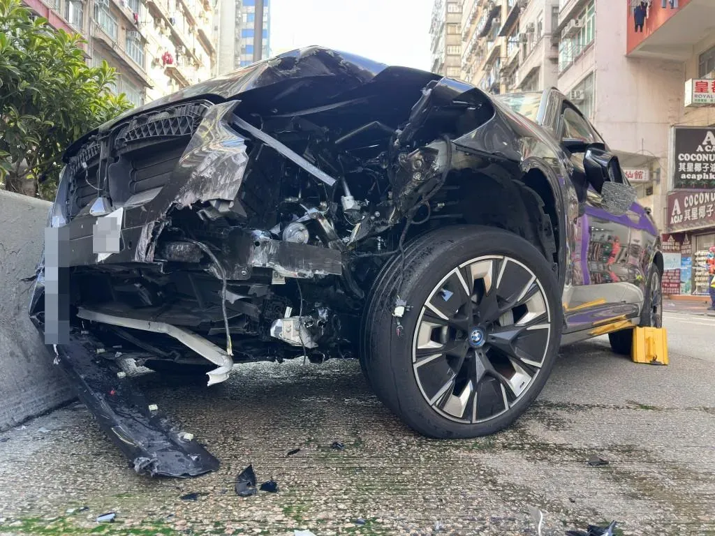 肇事BMW車頭撞爛,安全氣囊也炸開。(圖/翻攝星島網)