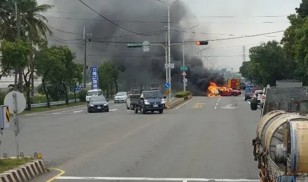 一輛自小客與機車發生碰撞，不久後自小客突自燃。（圖／翻攝畫面）