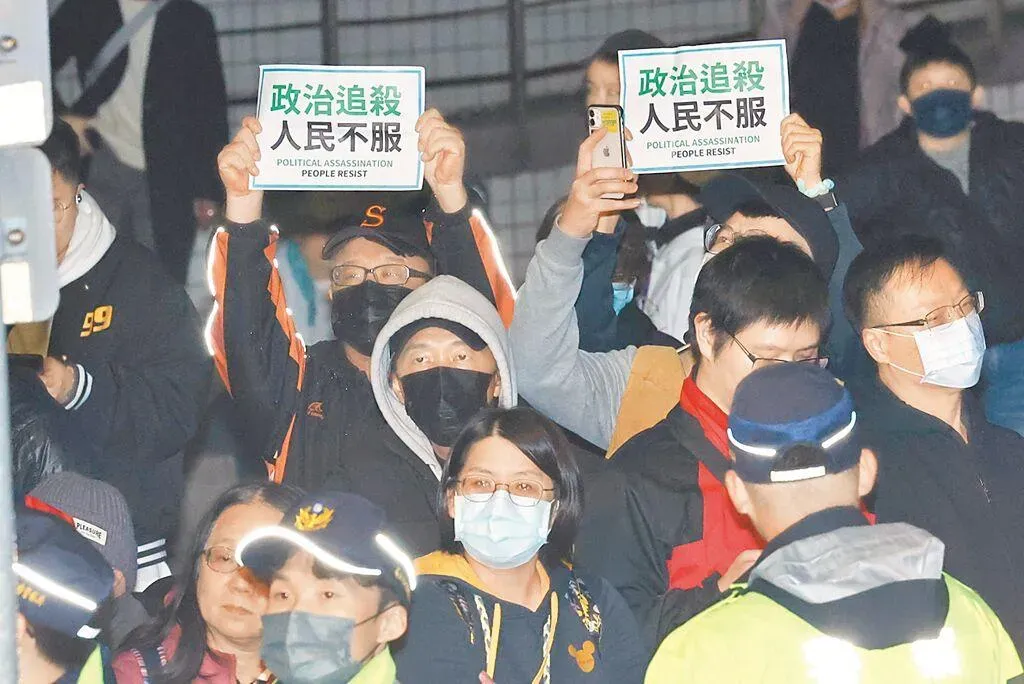 柯文哲因案被告在押114天,北院移審庭二度裁定重金交保過程,許多小草(民眾黨支持者)都在場外聲援柯文哲。(資料照/中時杜宜諳攝)