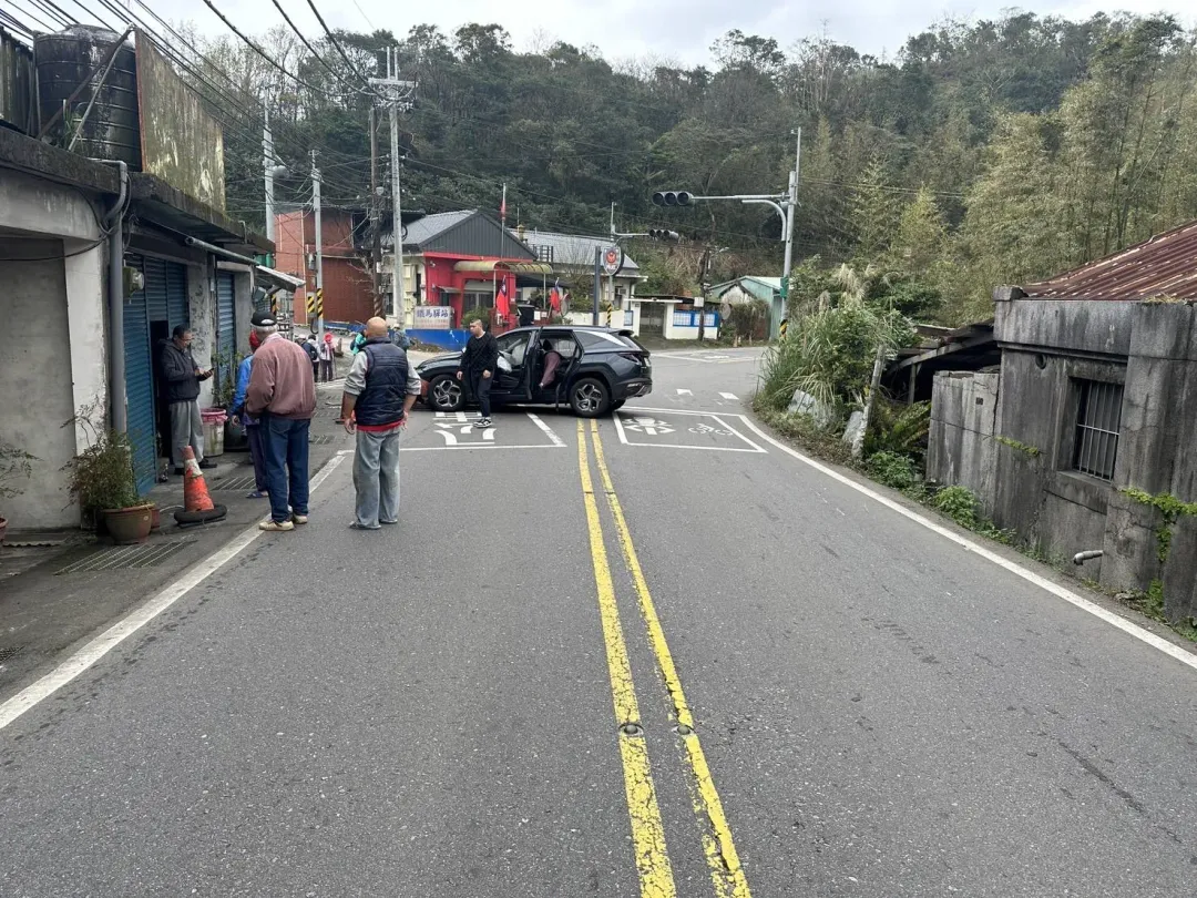 小客車王男駕駛不明原因自撞民宅，造成王男僅脖子扭傷，無須協助送醫。（圖／翻攝畫面）