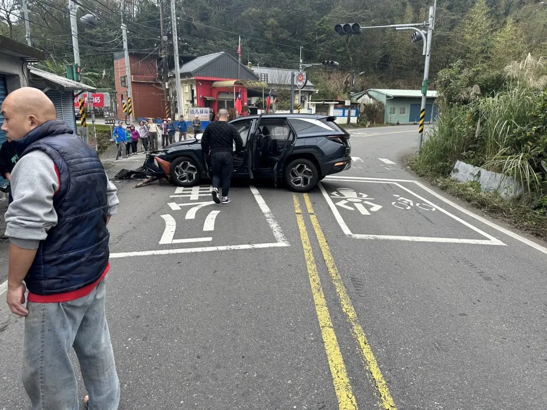 小客車王男駕駛不明原因自撞民宅，造成王男僅脖子扭傷，無須協助送醫。（圖／翻攝畫面）