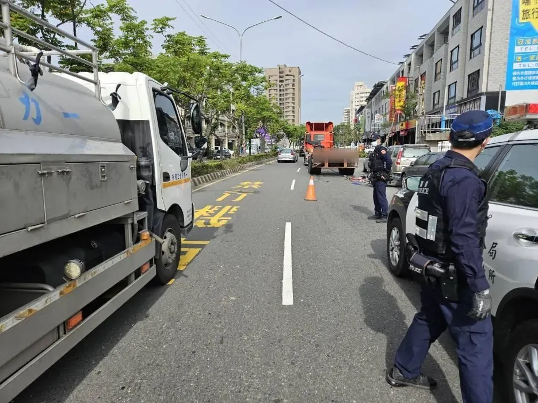 高雄23歲王男鑽車縫想超車，擦撞聯結車右後輪又彈撞路邊轎車，所幸並無大礙。（圖／翻攝畫面）