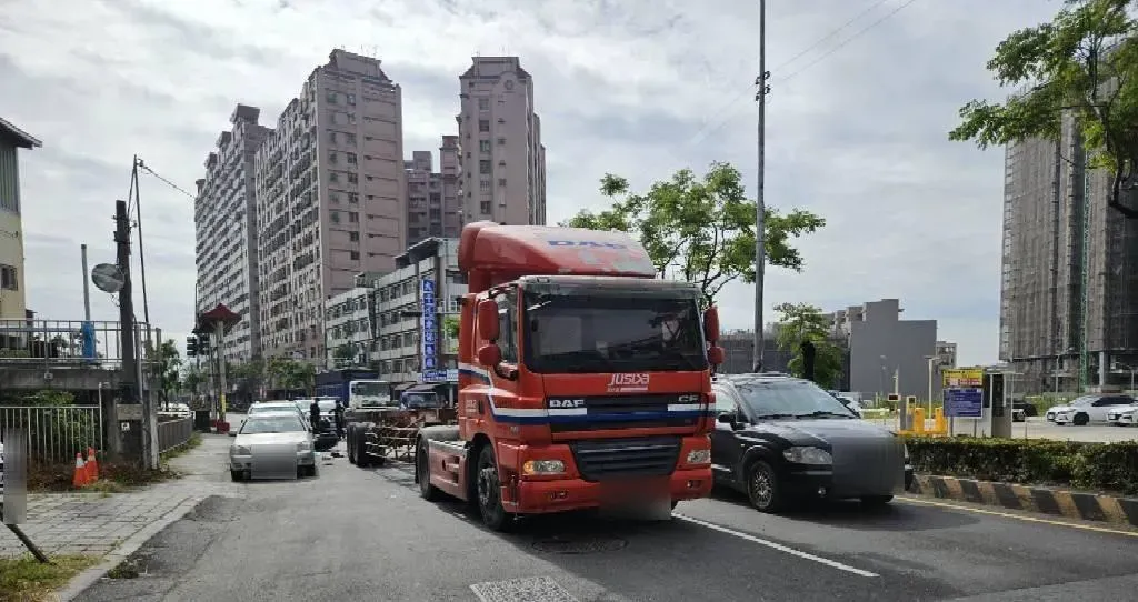 高雄23歲王男鑽車縫想超車，擦撞聯結車右後輪又彈撞路邊轎車，所幸並無大礙。（圖／翻攝畫面）
