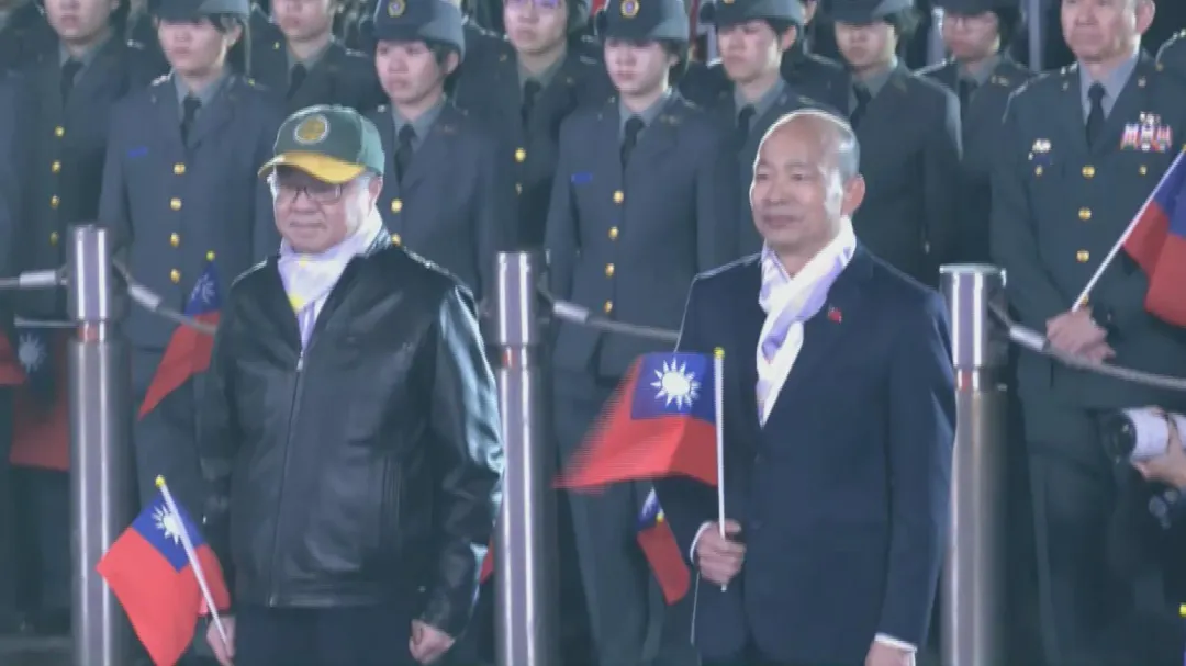 韓國瑜（右）、卓榮泰（左）出席總統府前元旦升旗（攝自中天新聞）