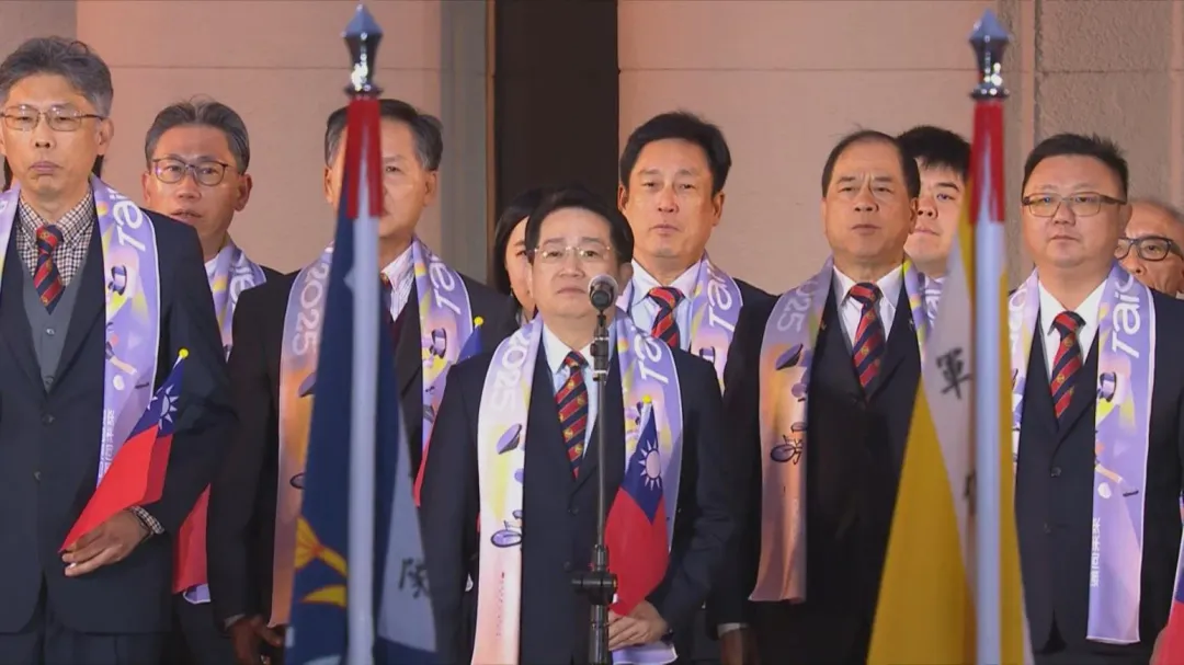 百工百業企業老董在元旦升旗典禮領唱國歌（攝自中天新聞）