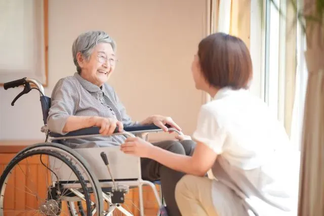 如果沒有外籍家庭看護工照顧，多數獨居或老老照顧的長者生活品質都不太好，甚至可能影響健康狀況。（圖／Photo AC）