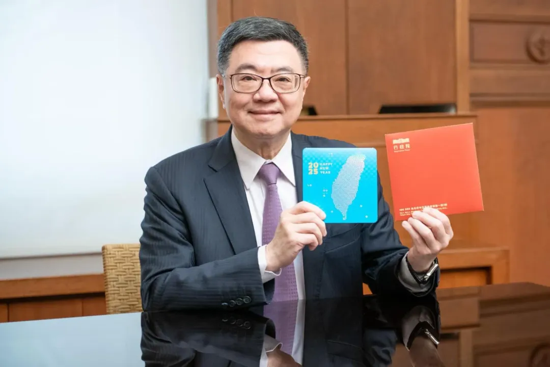 行政院長卓泰公布2025年新年賀卡,賀卡的封套雖是紅色,但賀卡是海藍色。(圖/取自卓榮泰臉書)