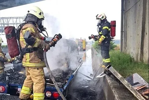 整台貨車被燒到剩「骨架」。（圖/警方提供）