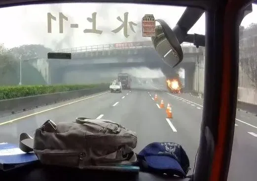 車輛被大火吞噬，現場黑煙吞噬高架橋。（圖/警方提供）
