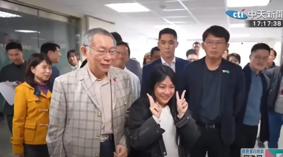 柯文哲和所有黨公職人員道別。（圖／中天新聞）