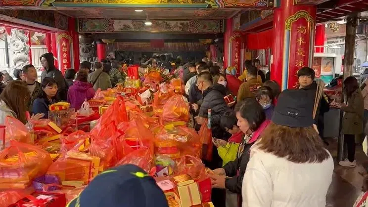 廟方提醒，未來一周再降溫，參拜人潮須注意保暖。（圖／中天新聞）
