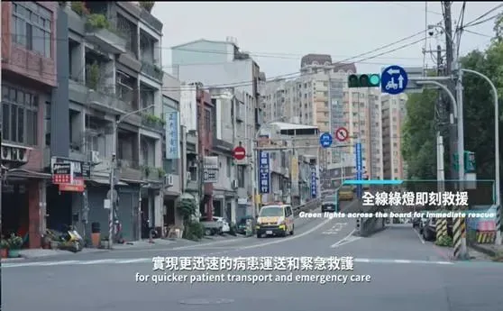 消防局與交通局合作的「救護一路通專案」,透過電子圍籬控制路口通行狀況,大大提升急救成功率。(圖/桃園市消防局提供)