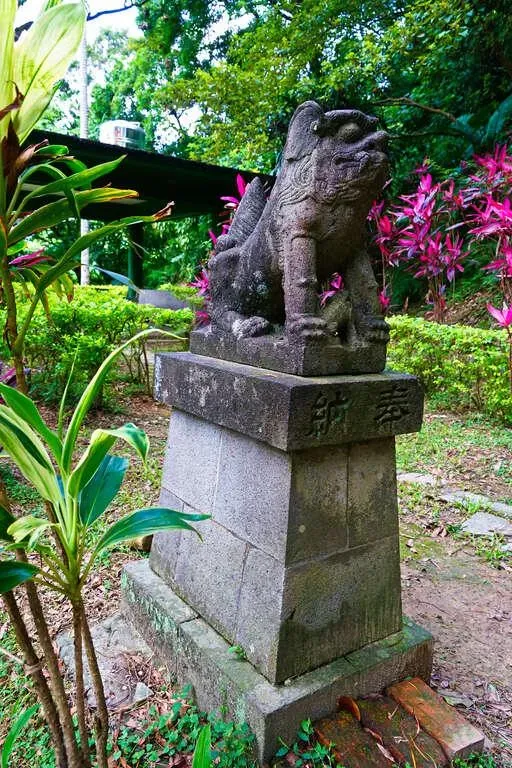 圓山水神社裡本有1公1母的狛犬石像，但現在只剩左邊的母狛犬石像，懷中還有小狛犬。（圖／翻攝自臺北旅遊網／高讚賢攝）