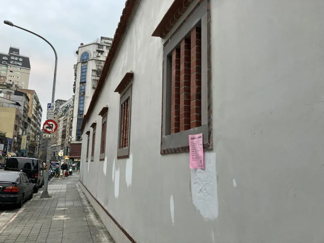 台北市環保局清潔員因公務理由,擅自在艋舺清水巖祖師廟古蹟牆上張貼告示,造成古蹟損壞後,還試圖以一般油漆補救,沒想到越補越大洞。(圖/翻攝畫面)