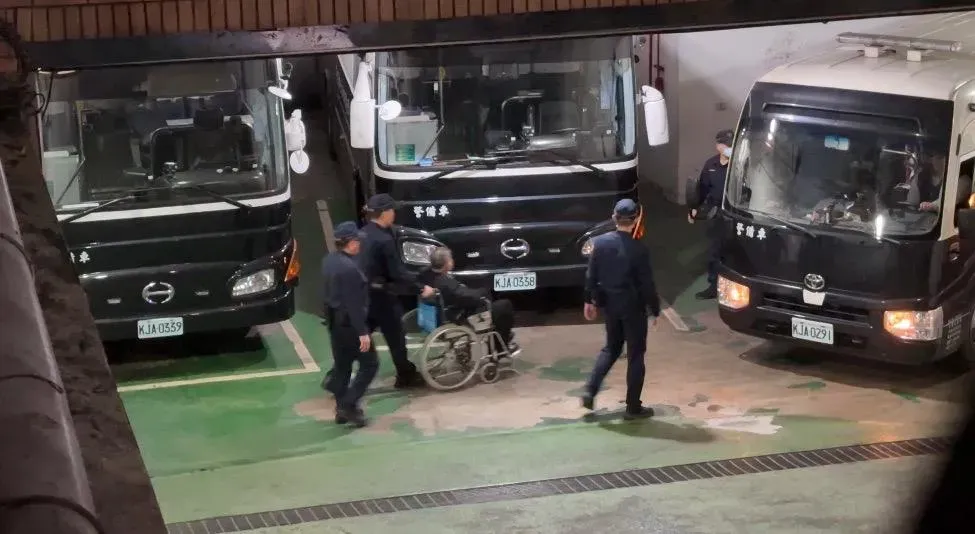 威京集團主席沈慶京被員警推著輪椅上囚車。(圖/塗豐駿攝)
