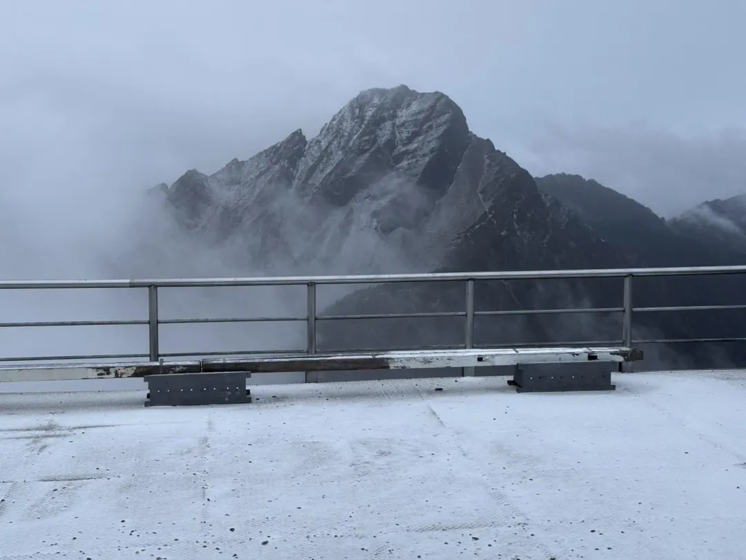 針對近期追雪民眾，陳信儒表示，眼睛的防護常遭到忽略，嚴重時恐造成光害性角膜炎。（圖／中央氣象署）